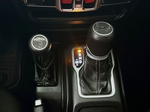 Used 2019 Jeep Wrangler Unlimited Sahara image 16