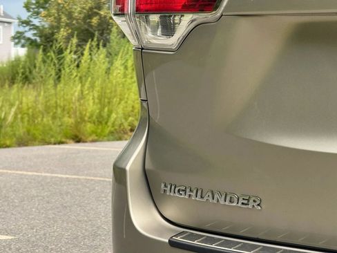 Used 2014 Toyota Highlander XLE AWD/4WD image 10