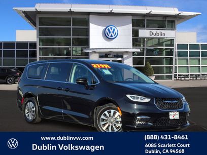 Used 2024 Chrysler Pacifica Select