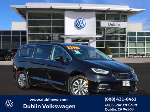 Used 2024 Chrysler Pacifica Select image 1