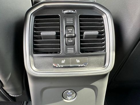 Used 2025 Porsche Macan AWD/4WD image 34