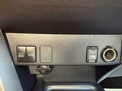 Used 2016 Toyota RAV4 LE image 28