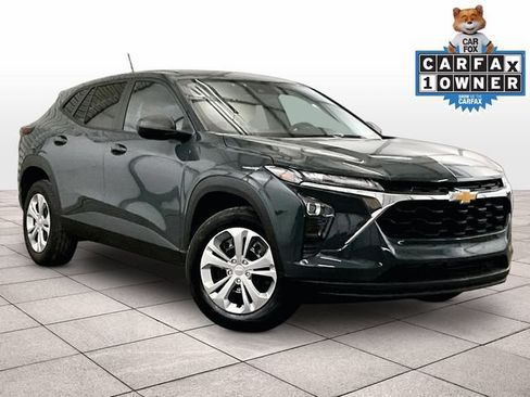 Used 2026 Chevrolet Trax LS FWD image 2