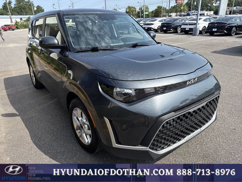 Used 2025 Kia Soul LX w/ LX Technology Package FWD image 5