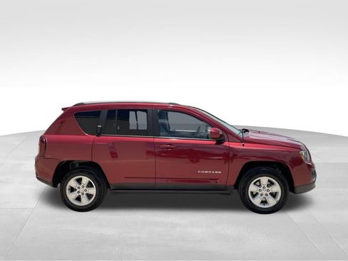 Used 2017 Jeep Compass Latitude FWD image 4