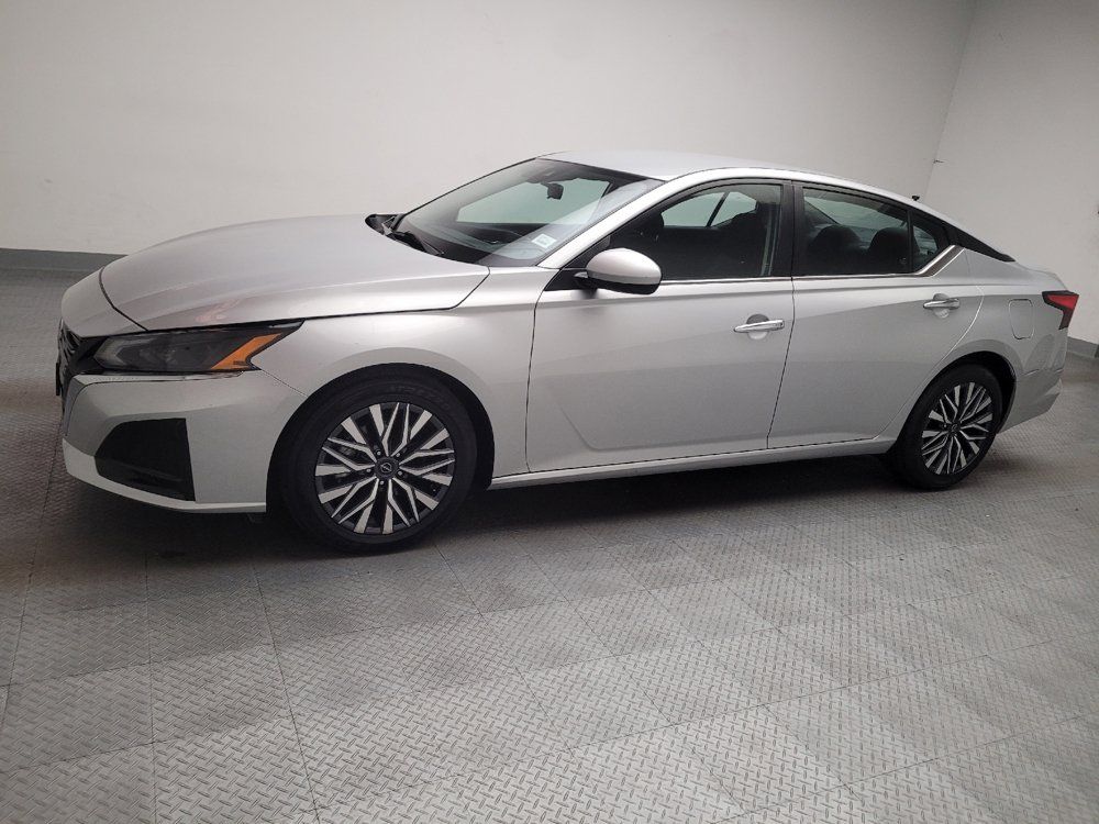 Used 2023 Nissan Altima 2.5 SV FWD image 2