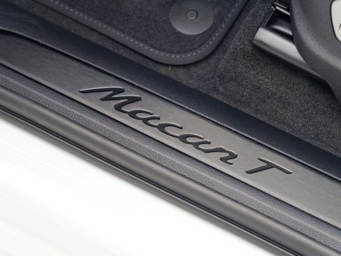 Certified 2026 Porsche Macan AWD/4WD image 14