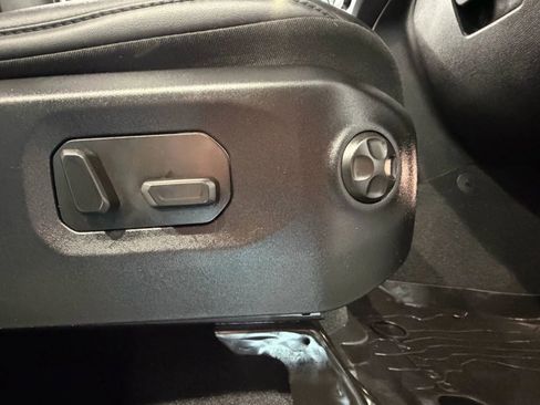 Used 2024 Jeep Wrangler Unlimited Rubicon w/ Capability Package image 17