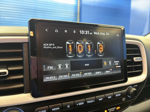 Used 2022 Hyundai Venue Limited FWD image 17