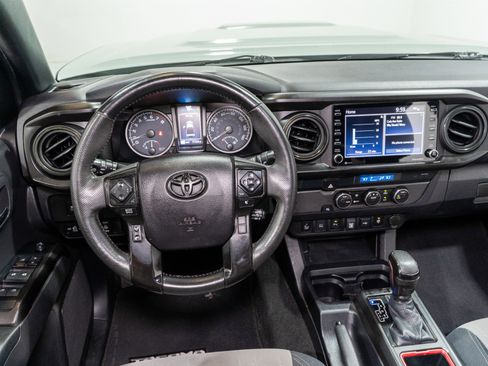 Used 2022 Toyota Tacoma TRD Sport w/ Technology Package RWD image 13