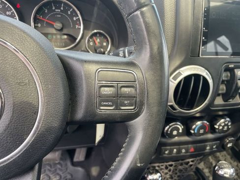 Used 2013 Jeep Wrangler Unlimited Rubicon w/ Connectivity Group AWD/4WD image 15
