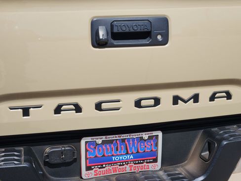 Used 2020 Toyota Tacoma TRD Off-Road image 12