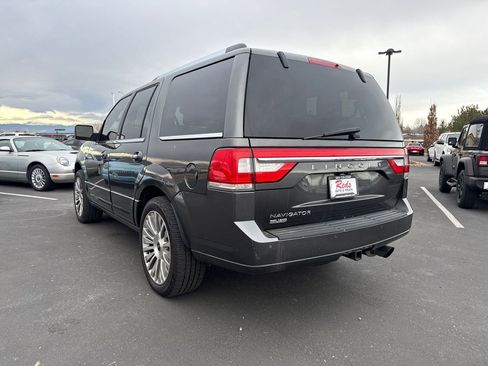 Used 2017 Lincoln Navigator Select image 14