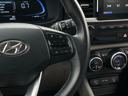 Used 2025 Hyundai Venue SEL FWD image 14