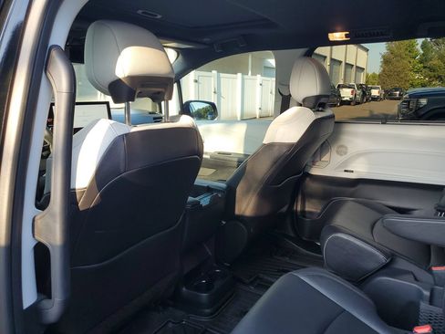 Used 2025 Toyota Sienna XSE FWD image 9