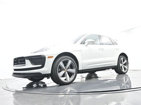 Certified 2025 Porsche Macan AWD/4WD image 45