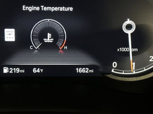 Used 2025 Genesis G70 2.5T image 26