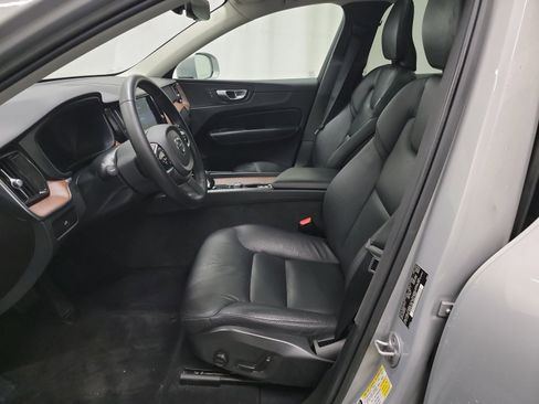 Used 2023 Volvo XC60 B5 Plus image 12