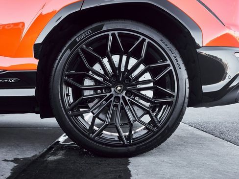 Used 2025 Lamborghini Urus SE image 18