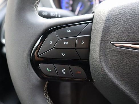 Used 2025 Chrysler Pacifica Limited FWD image 21