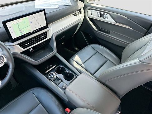 Used 2025 Ford Explorer Active w/ Active Comfort Package image 22