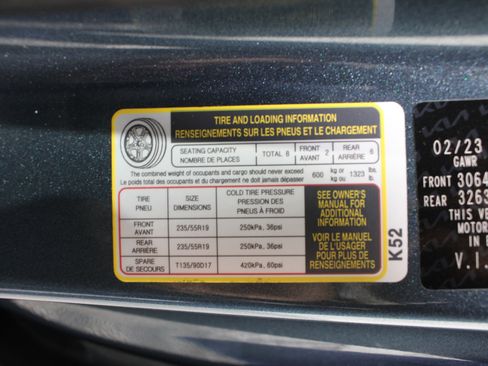Used 2023 Kia Carnival EX FWD image 33