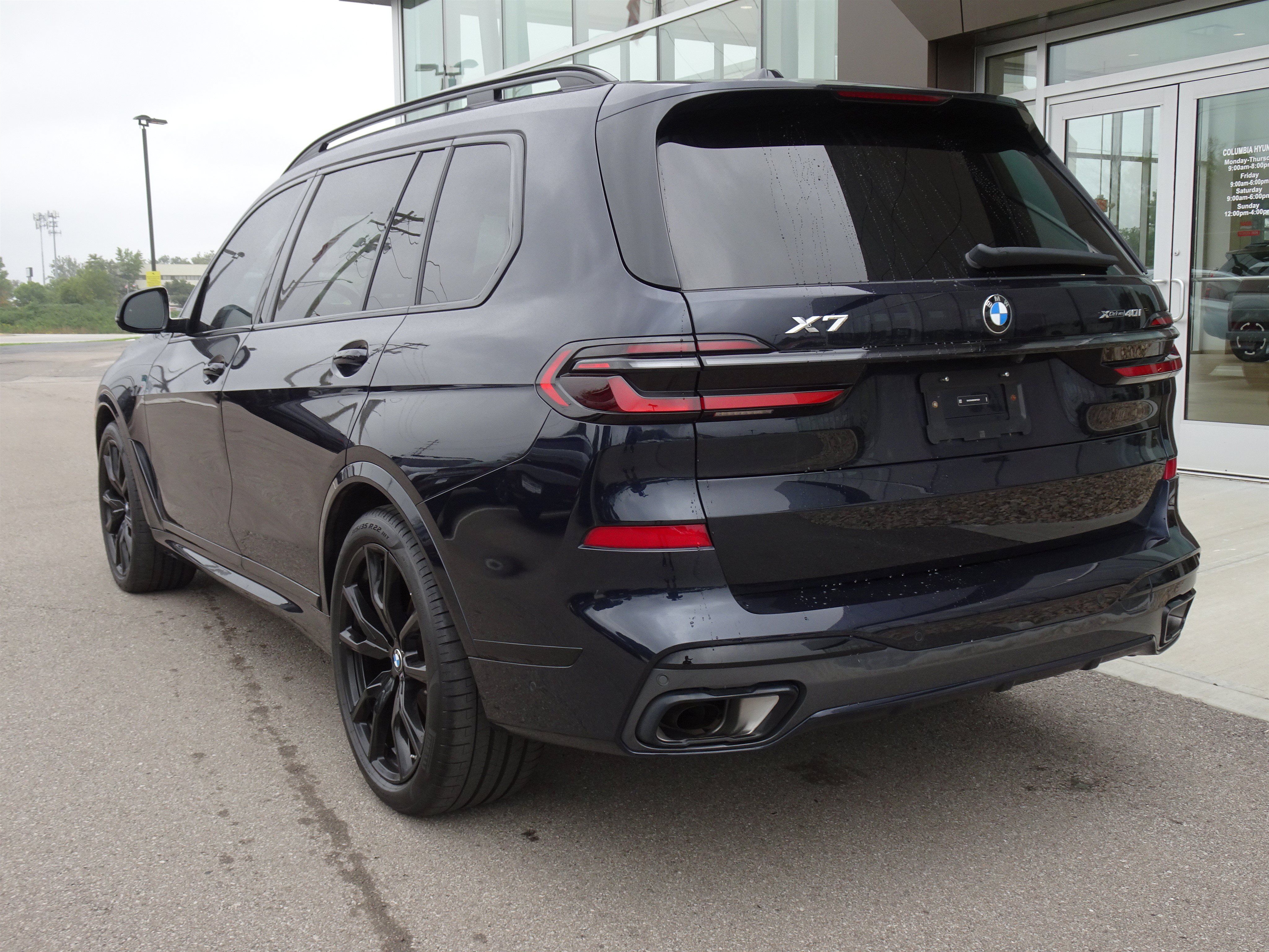 Used 2025 BMW X7 xDrive40i w/ M Sport Package AWD/4WD image 3