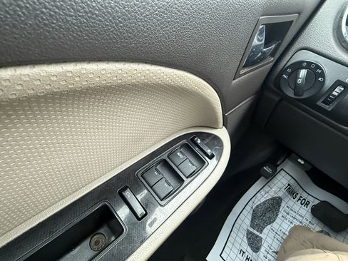 Used 2008 Ford Taurus X SEL image 25