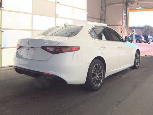 Used 2018 Alfa Romeo Giulia AWD image 6
