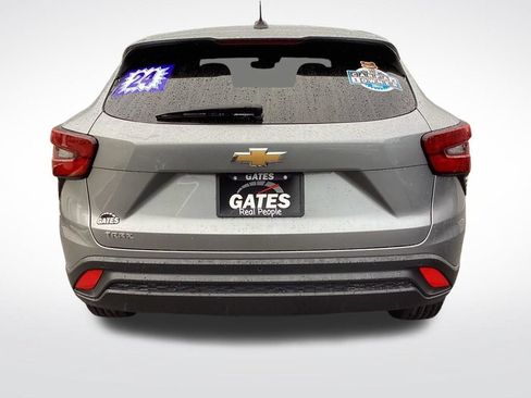 Used 2024 Chevrolet Trax LS w/ LS Convenience Package FWD image 9