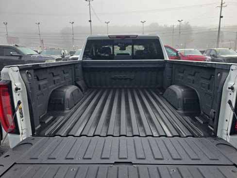 Used 2024 GMC Sierra 1500 AT4 w/ Technology Package AWD/4WD image 5