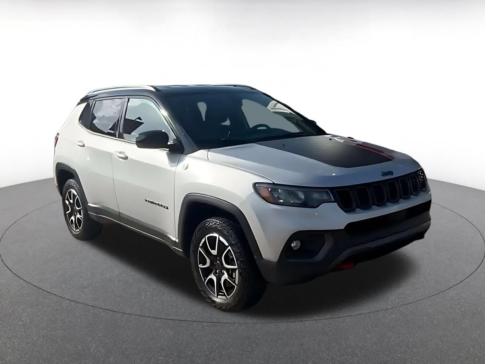 Used 2025 Jeep Compass Trailhawk AWD/4WD image 2