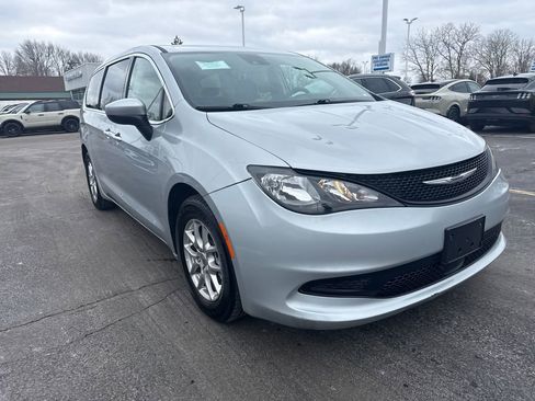 Used 2023 Chrysler Voyager LX image 4