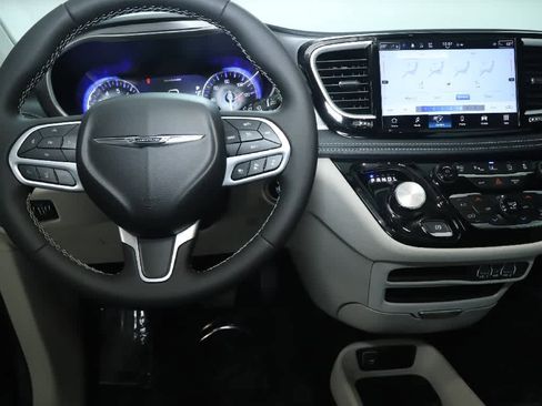 Used 2023 Chrysler Pacifica Touring-L image 27