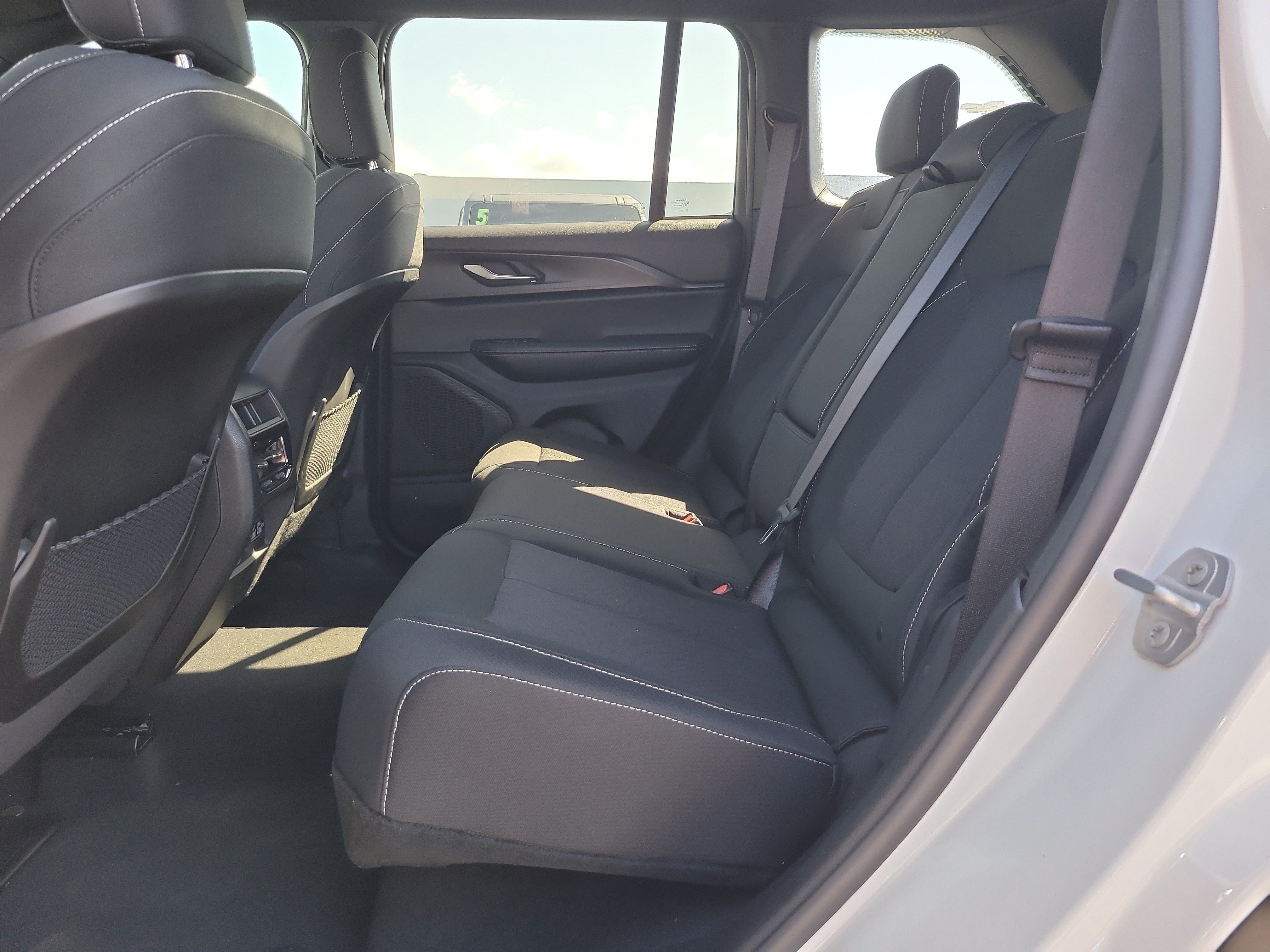Used 2025 Jeep Grand Cherokee Laredo w/ Luxury Tech Group I RWD image 11