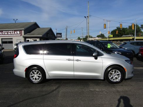 Used 2022 Chrysler Voyager LX FWD image 2