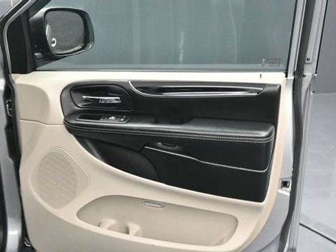 Used 2018 Dodge Grand Caravan SXT FWD image 13