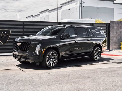 Used 2025 Cadillac Escalade ESV Sport AWD/4WD image 5