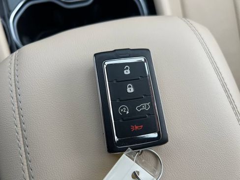 Used 2022 Jeep Grand Cherokee Limited w/ Luxury Tech Group II AWD/4WD image 37