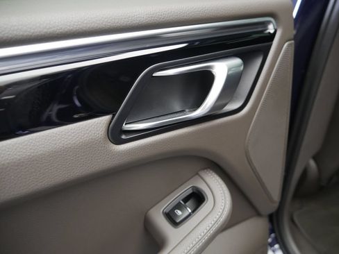 Certified 2023 Porsche Macan AWD/4WD image 18