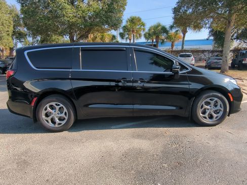 Used 2024 Chrysler Pacifica Limited w/ Trailer Tow Group image 2