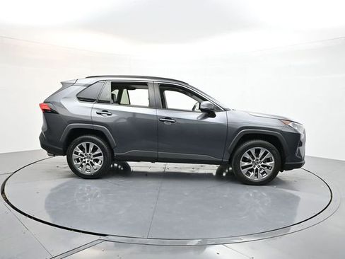 Used 2020 Toyota RAV4 XLE Premium image 9