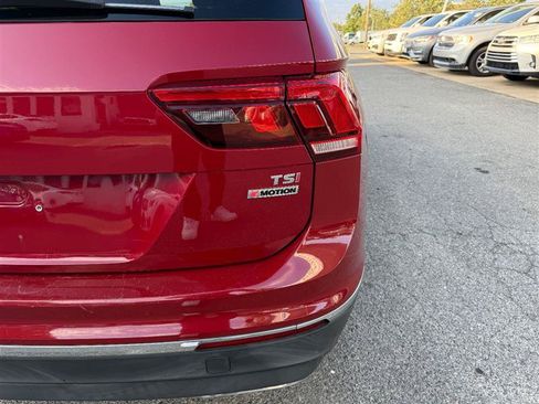 Used 2018 Volkswagen Tiguan SE AWD/4WD image 24