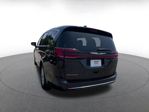 Used 2024 Chrysler Pacifica Touring-L FWD image 11