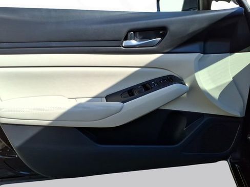 Used 2025 Nissan Altima 2.5 SV image 10