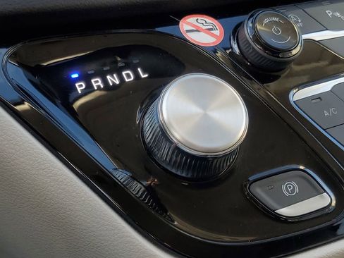 Used 2024 Chrysler Pacifica Touring-L image 30