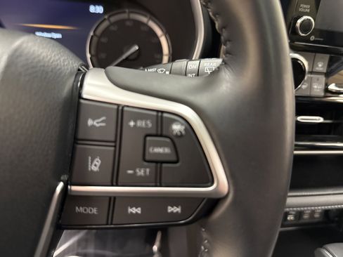 Used 2022 Toyota Highlander XLE image 32