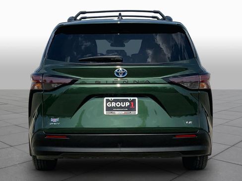Used 2025 Toyota Sienna LE FWD image 5