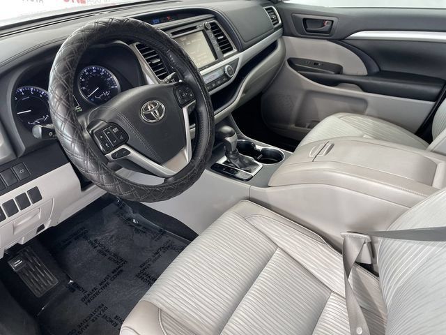 Certified 2019 Toyota Highlander Plus FWD image 17