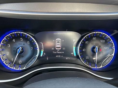 Used 2024 Chrysler Pacifica Touring-L FWD image 20